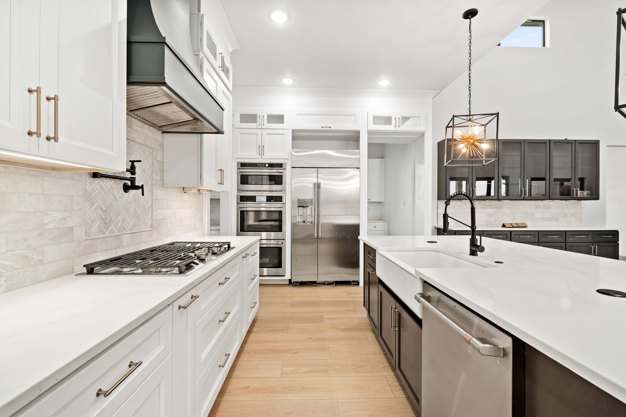 Pro range with marble backsplash detail